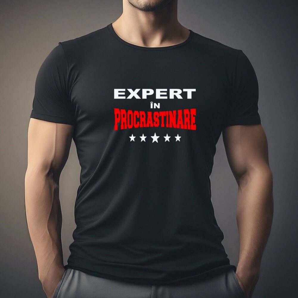 Bărbat purtând tricou negru „Expert în procrastinare”, tricou amuzant personalizat pentru el