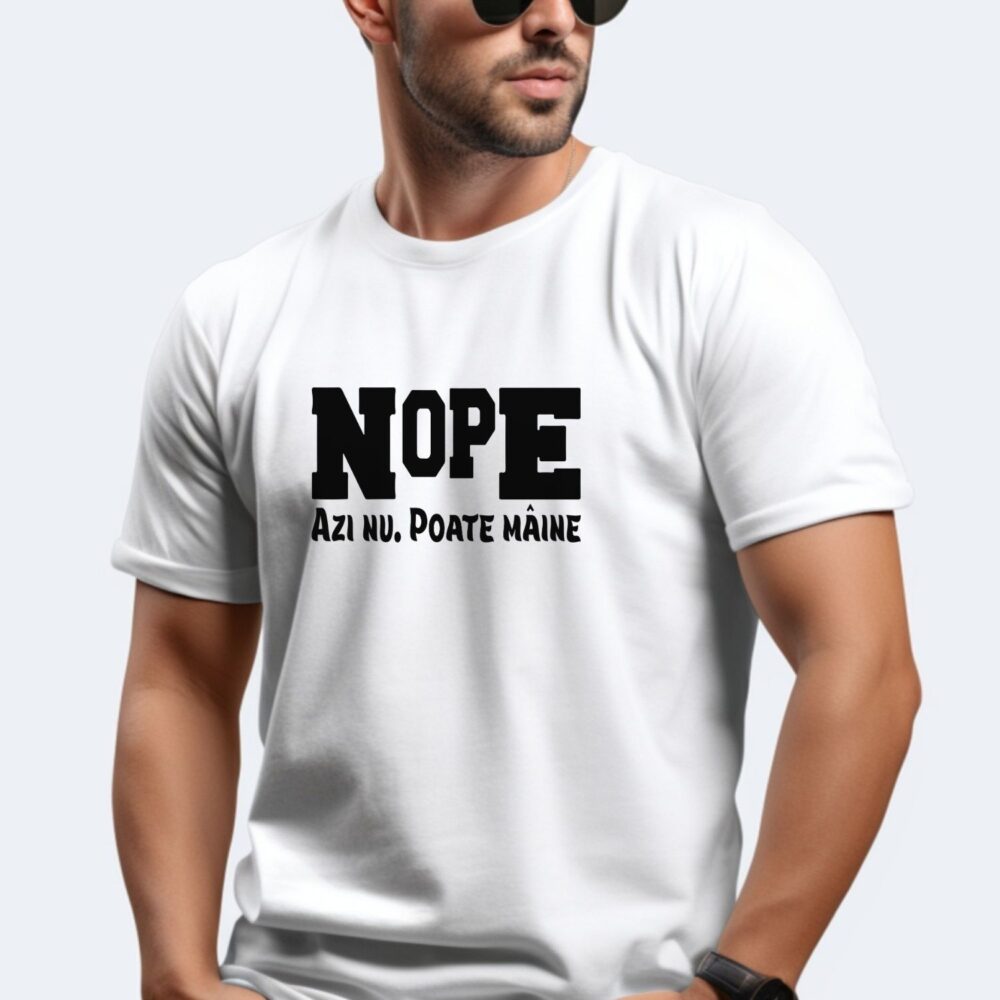 Bărbat purtând tricou alb cu mesaj ironic „NOPE. Azi nu. Poate mâine”, tricou funny unisex pentru cadou amuzant