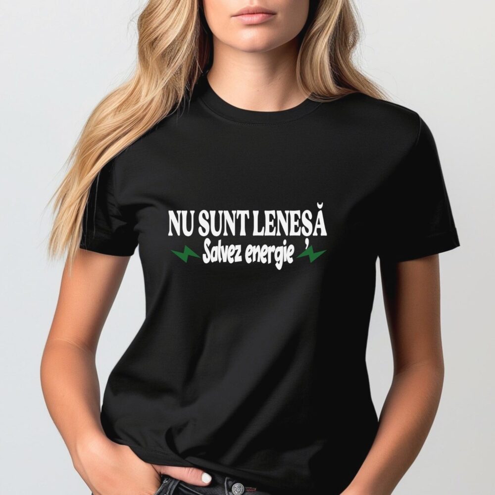 Femeie purtând tricou negru „Nu sunt lenesă, salvez energie”, tricou amuzant personalizat pentru ea