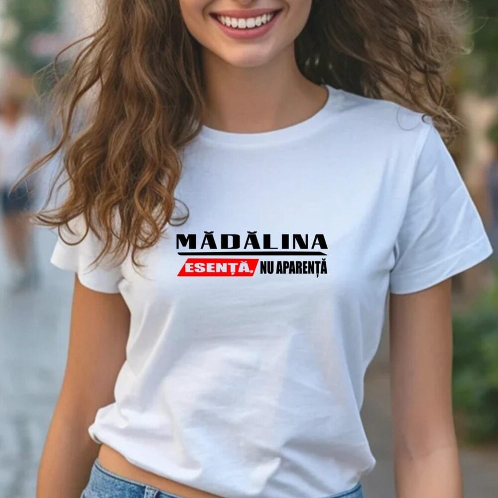 Tricou alb pentru femei cu nume personalizat și mesaj statement de identitate