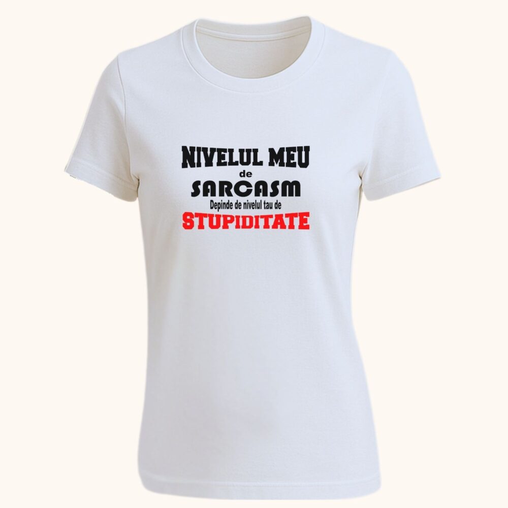 Tricou unisex cu mesaj sarcastic – „Nivelul meu de sarcasm…” personalizat alb.