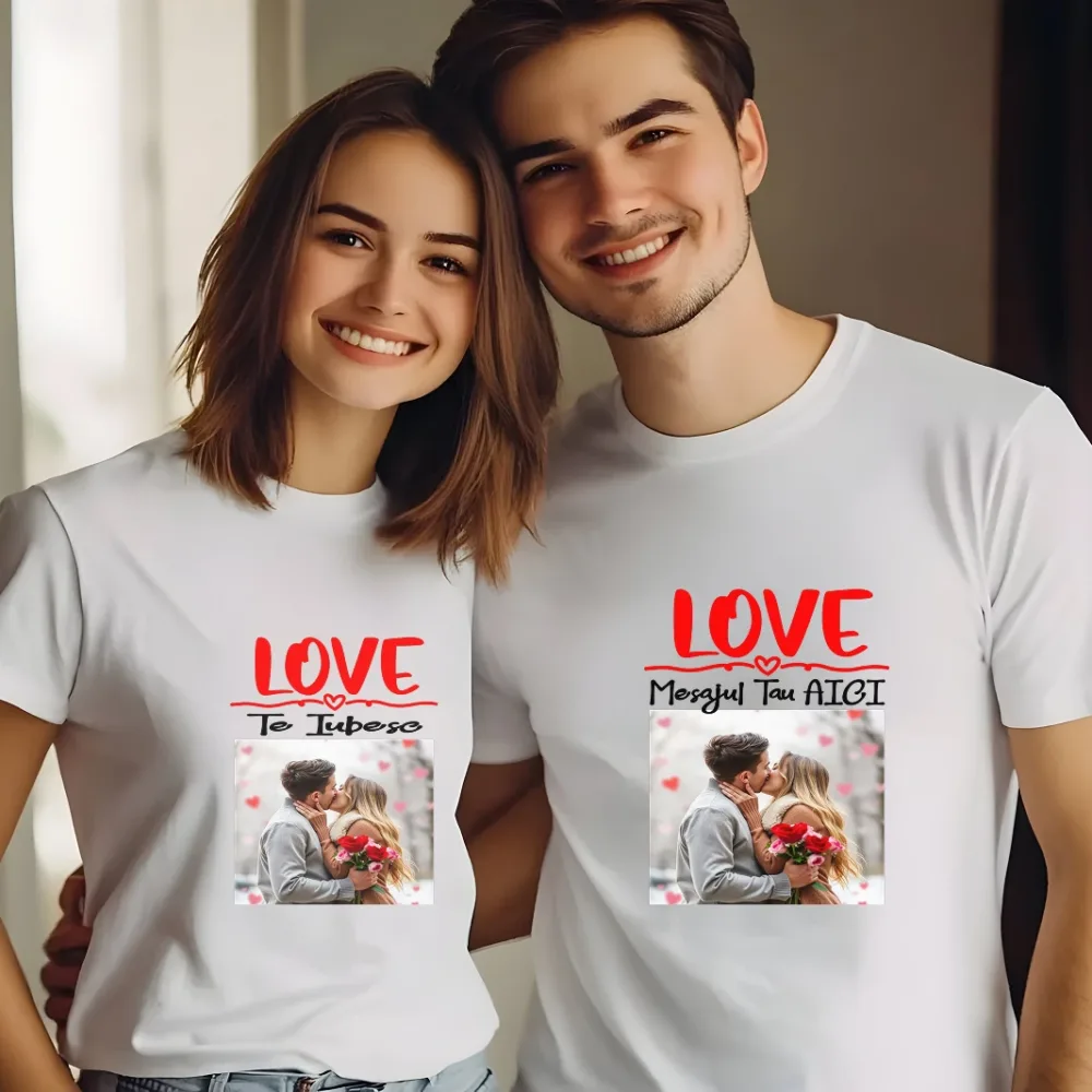 Cuplu poarta set de tricouri cuplu cu poza simesaj. Posibilitate personalizare online cu propriul text si fotografie. Cadou inedit si romantic