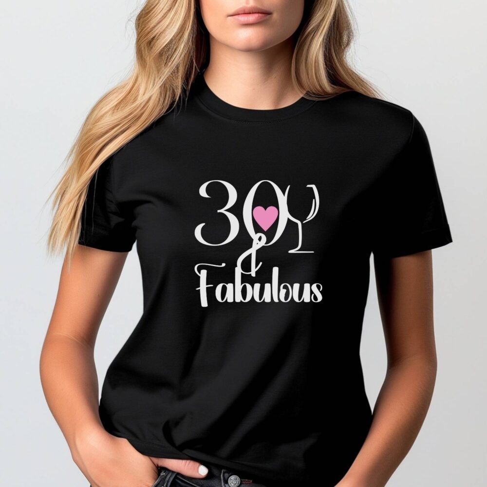 Tricou “30 and Fabulous” pentru femei – model negru, outfit pentru petrecere aniversară