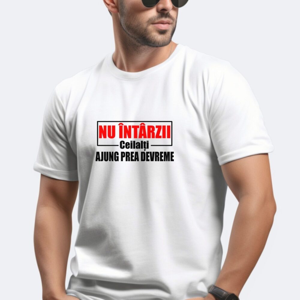 Tricou funny personalizat Nu întârzii, ceilalți ajung prea devreme, model unisex pe alb pentru cadou amuzant