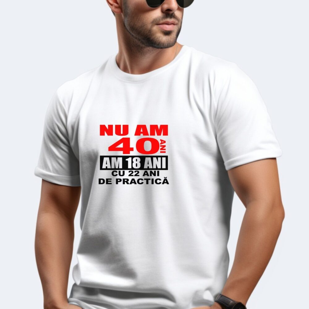 Tricou aniversar unisex Nu am 40 de ani, am 18 cu 22 ani de practică, mockup bărbat alb. Cadou zi de naștere amuzant