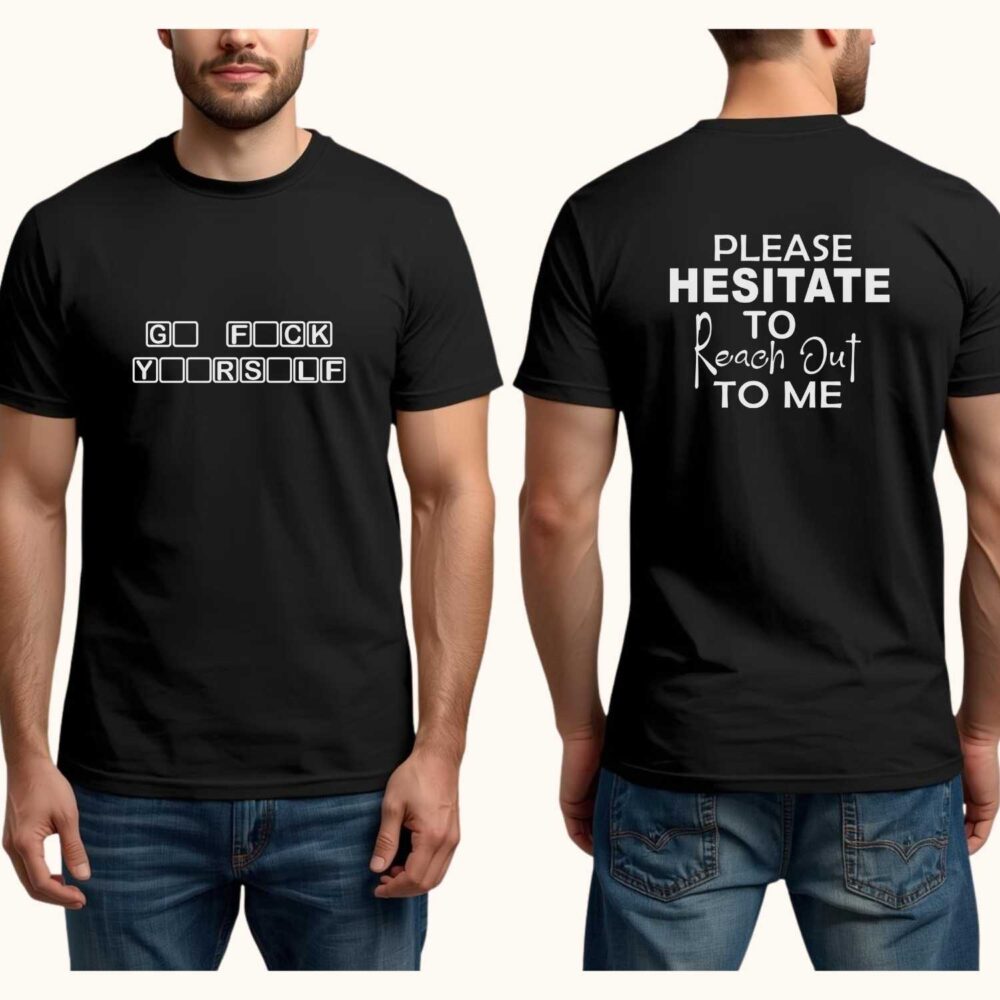 Tricou unisex negru purtat de model barbat, personalizat cu mesaj cu atitudine imprimat față și spate – tricou controversat