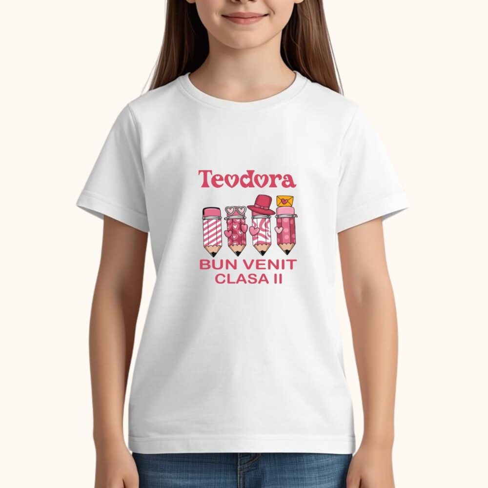 Fată purtând tricou Back to School personalizat cu nume – „Bun venit clasa”
