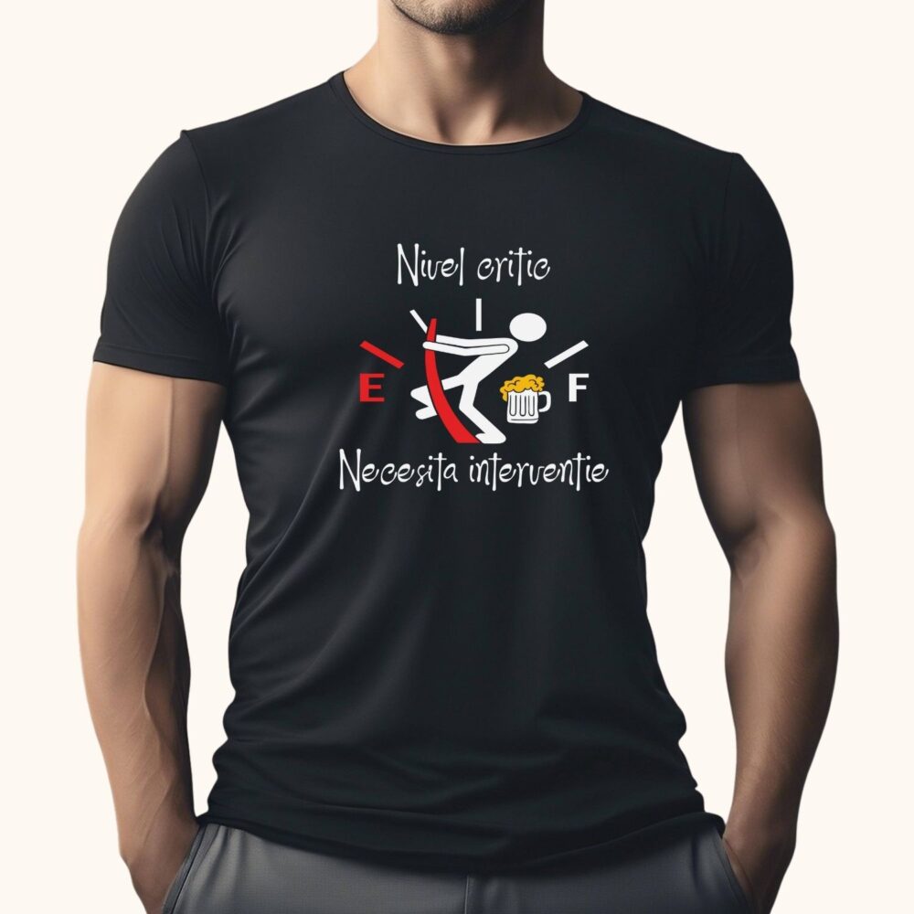 Tricou bărbați negru personaliat cu mesaj „Nivel critic… necesită intervenție” – mesaj amuzant cu bere, mockup lifestyle