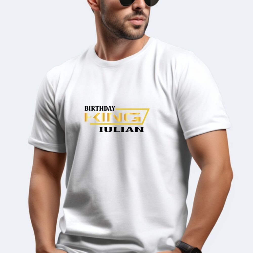 Tricou Birthday King cu nume Iulian, mockup bărbat pe tricou alb, personalizare gold metalic