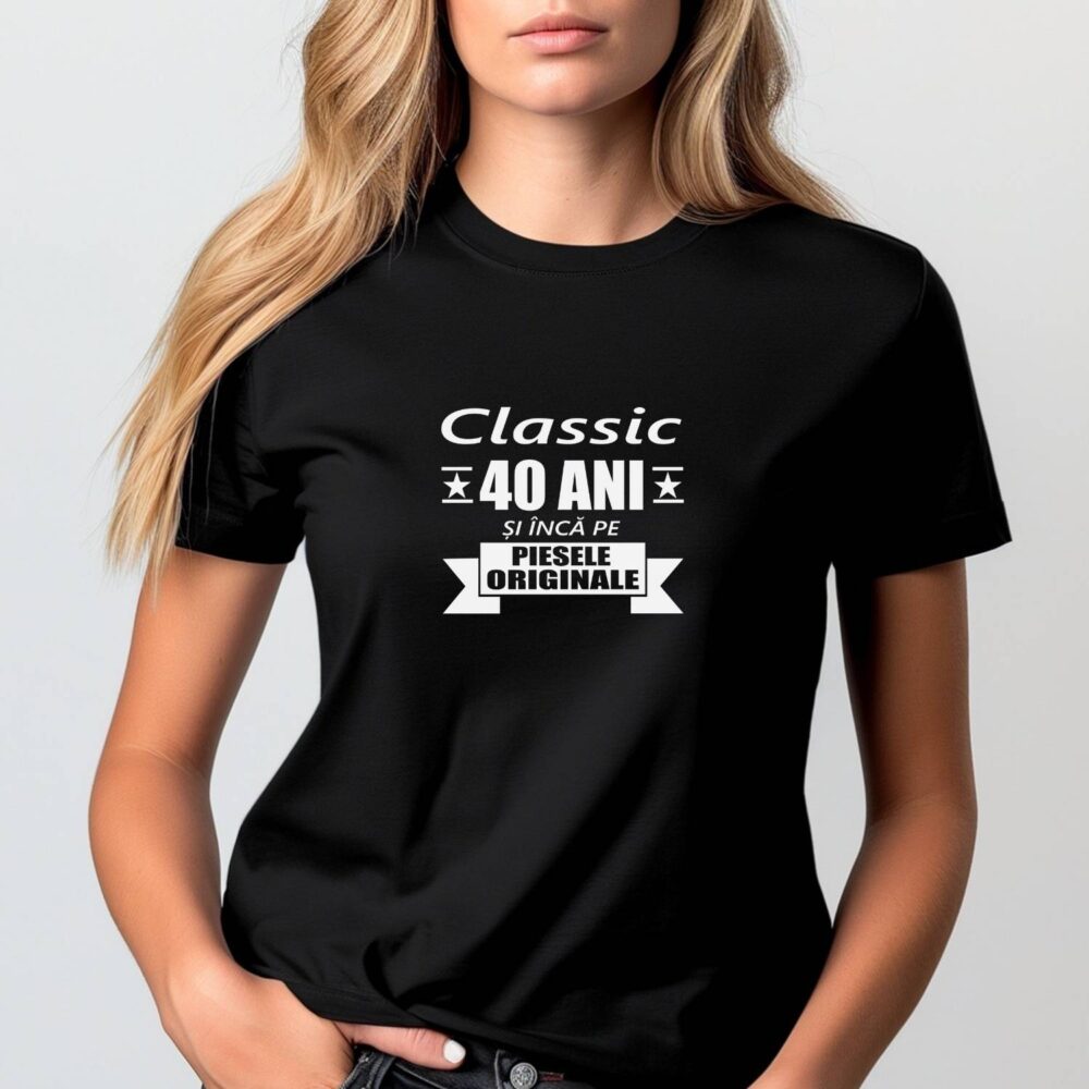 Tricou personalizat Classic 40 ani și încă pe piesele originale, mockup femeie negru, cadou aniversar unisex