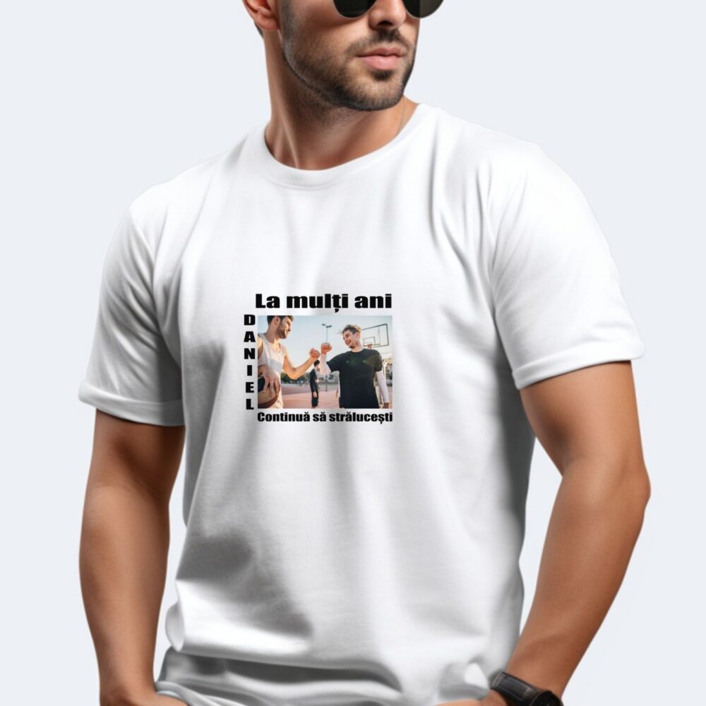 Tricou personalizat cu poză și nume pentru zi de naștere, model La mulți ani [Nume] [Vârsta] ani, mockup bărbat alb