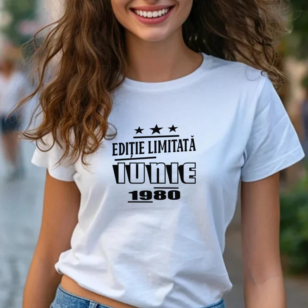 Tricou personalizat născut în iunie, model Ediție Limitată Iunie 1980, mockup femeie pe tricou alb