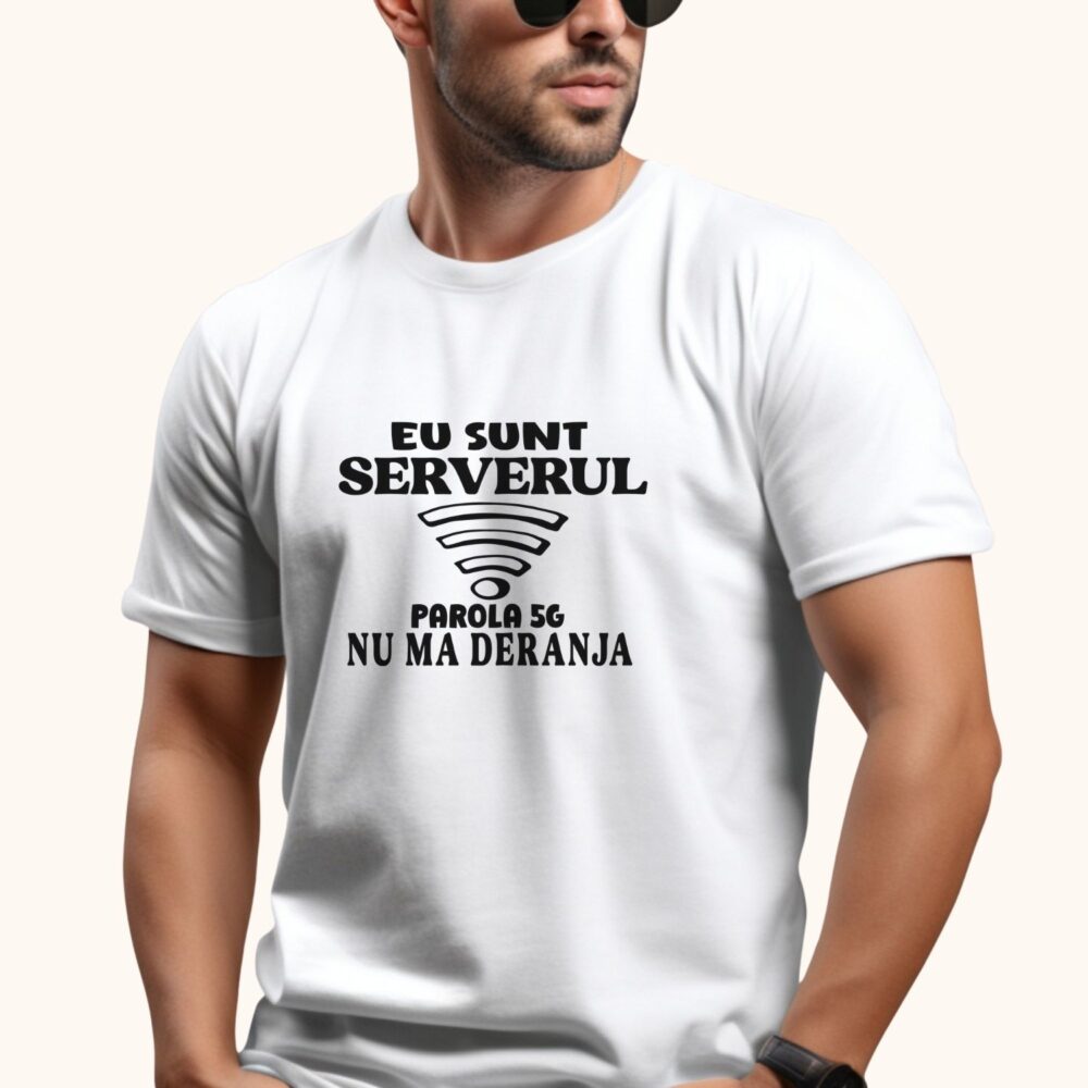 Model bărbat purtând tricou unisex alb „Eu sunt serverul” – cadou amuzant geek