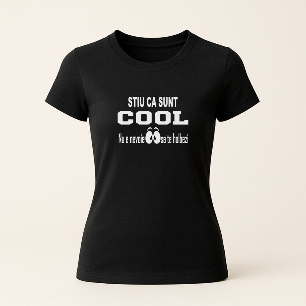 Tricou negru femei personalizat cu mesaj haios - „Știu că sunt COOL. Nu e nevoie să te holbezi” – imagine produs. Cadou amzant