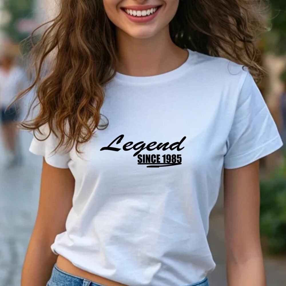 Tricou aniversar unisex Legend Since 1985, model elegant, mockup femeie pe tricou alb