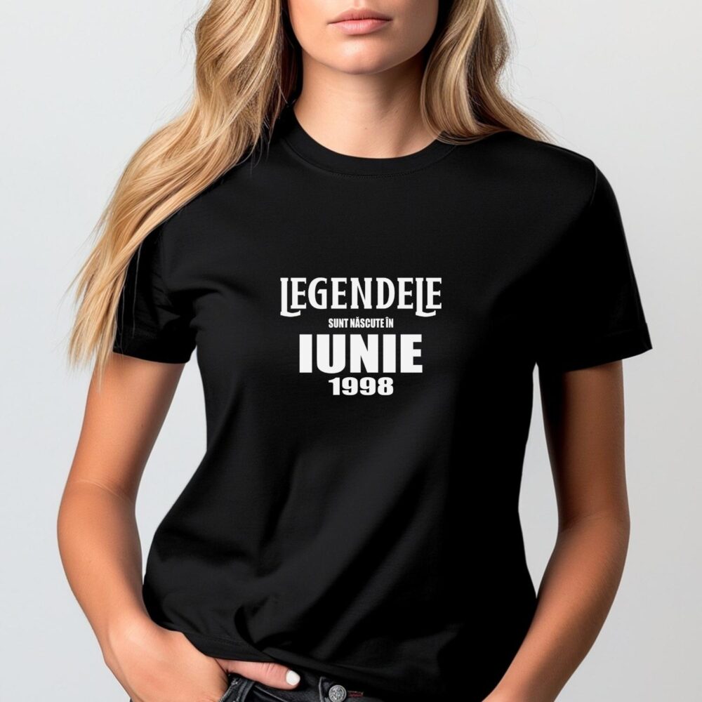 Tricou aniversar unisex Legendele sunt născute în Iunie 1998, mockup femeie pe tricou negru