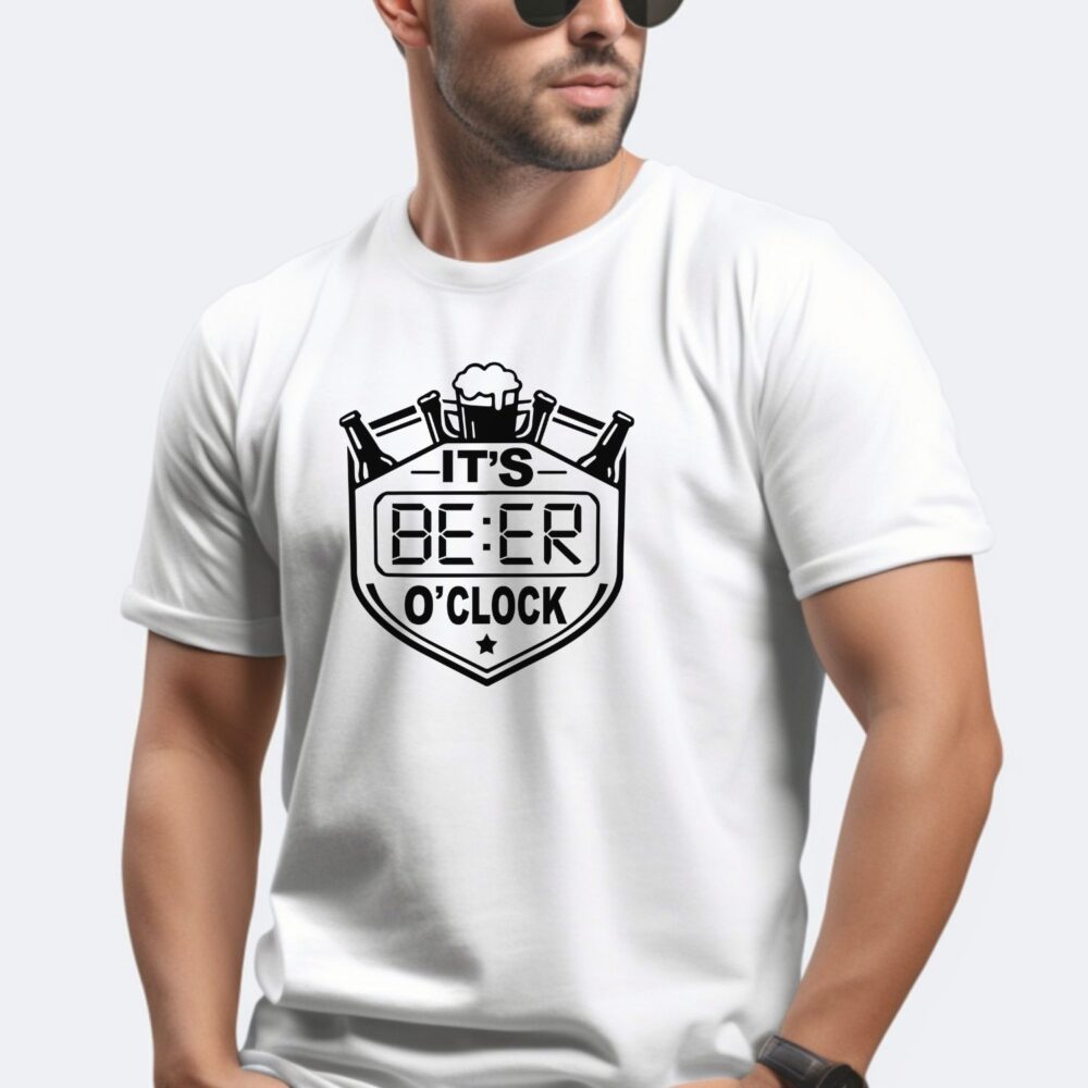 Tricou bărbați personalizat alb cu mesaj „It’s Beer o’clock” – tricou funny cu mesaj de bere, cadou haios