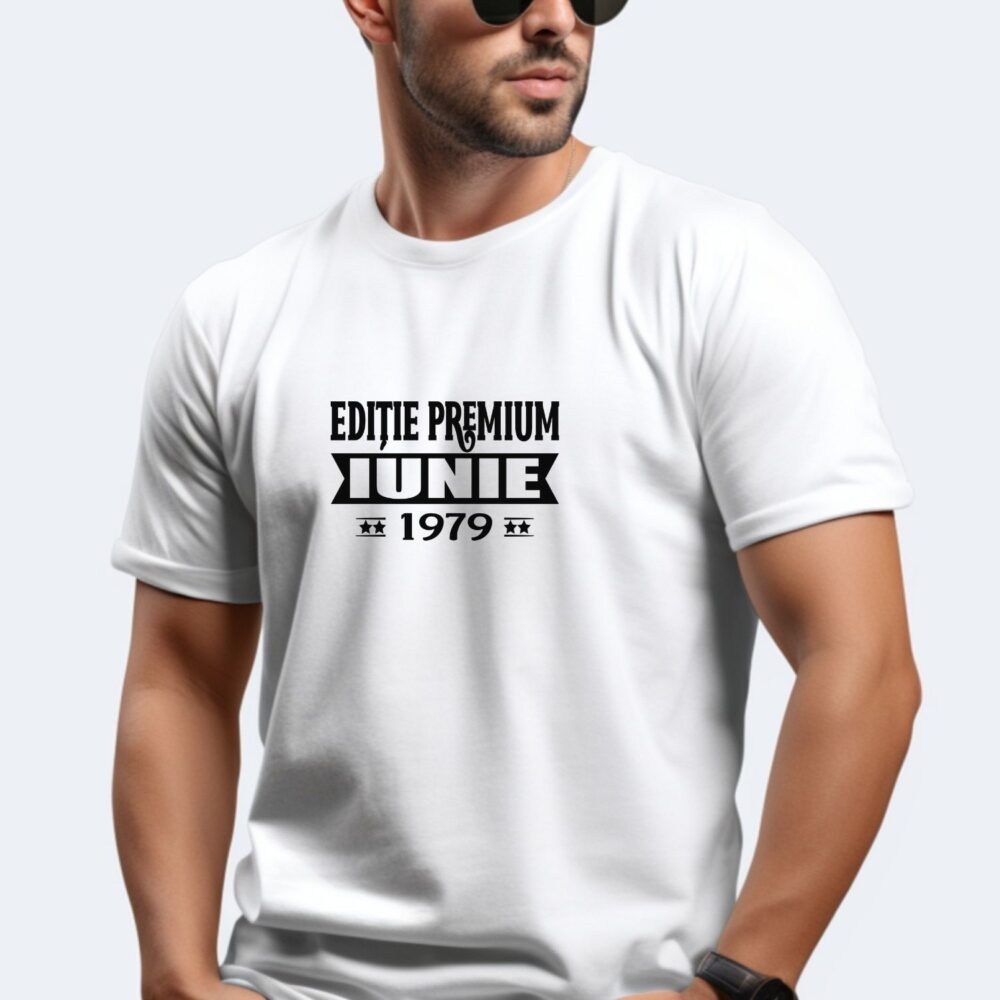 Tricou aniversar Ediție Premium Iunie 1979, mockup bărbat pe tricou alb