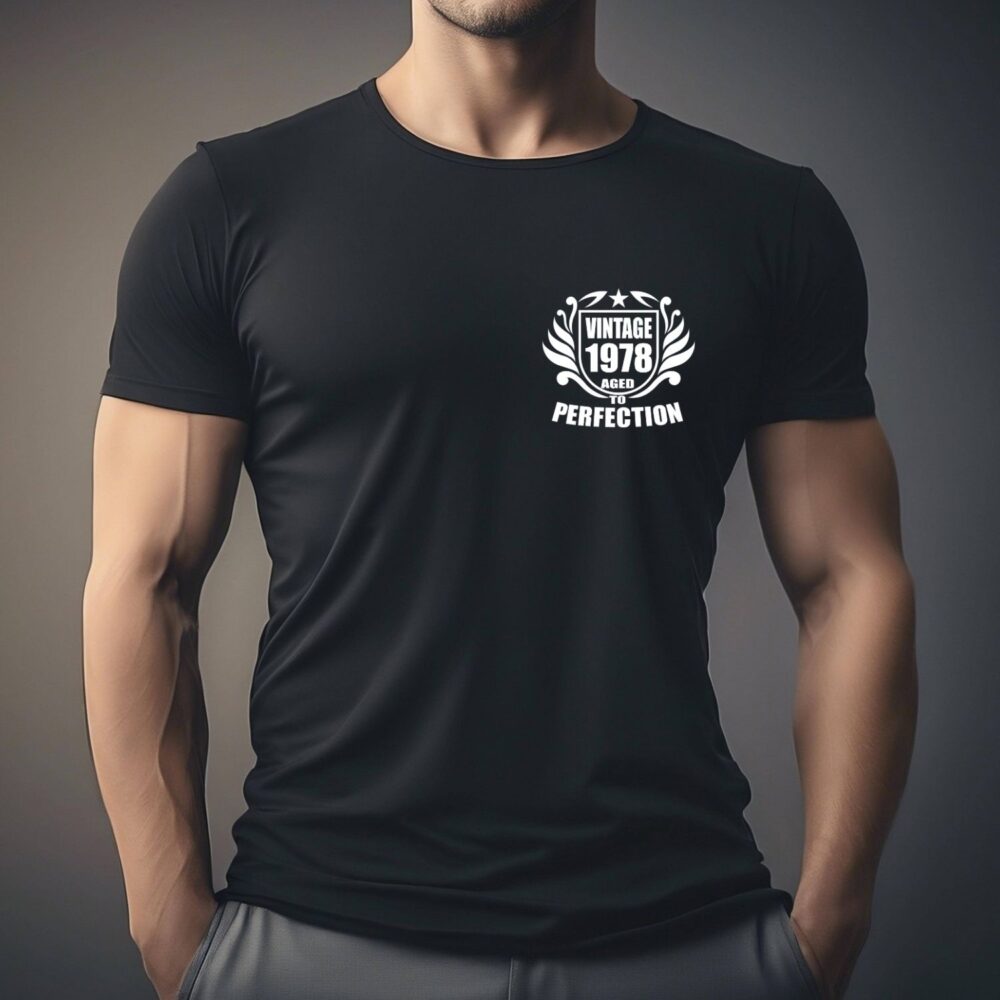 Tricou aniversar premium Vintage 1976 Aged to Perfection, mockup bărbat pe tricou negru, cadou elegant de zi de nastere