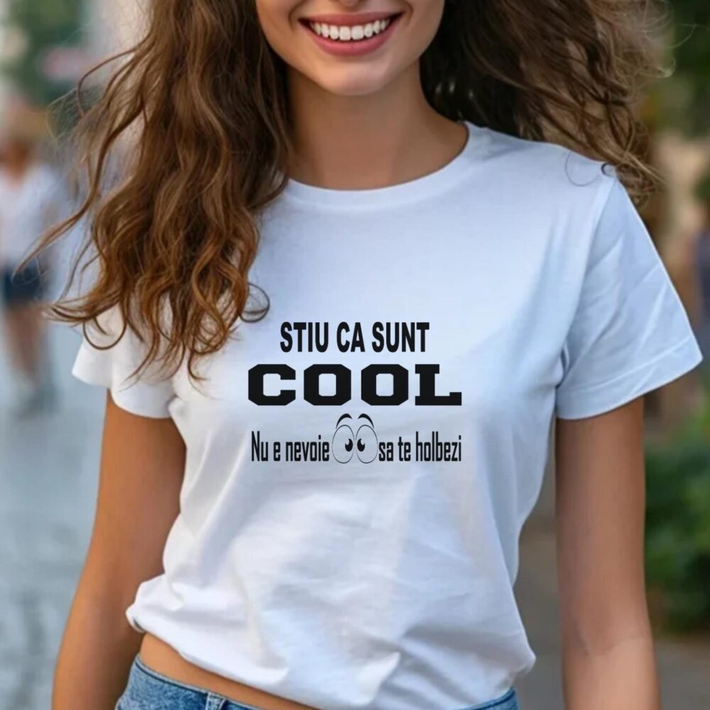 Tricou femei alb personalizat cu mesaj amuzant „Știu că sunt COOL. Nu e nevoie să te holbezi” – mockup lifestyle. Cadou haios