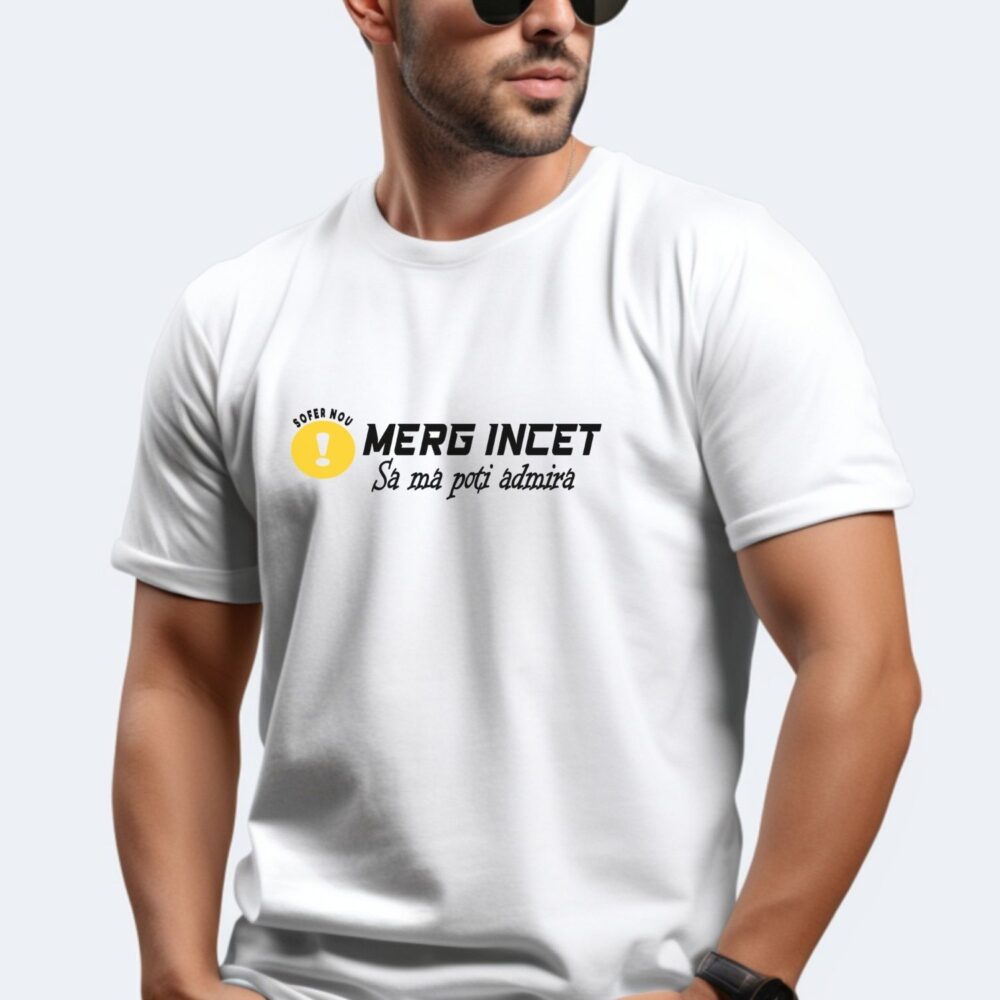 Tricou unisex alb personalizat cu mesaj amuzant „Merg încet să mă poți admira” – cadou pentru șofer nou