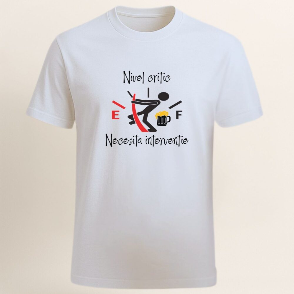 Tricou bărbați alb „Nivel critic… necesită intervenție” – imagine produs, mesaj personalizat cu bere