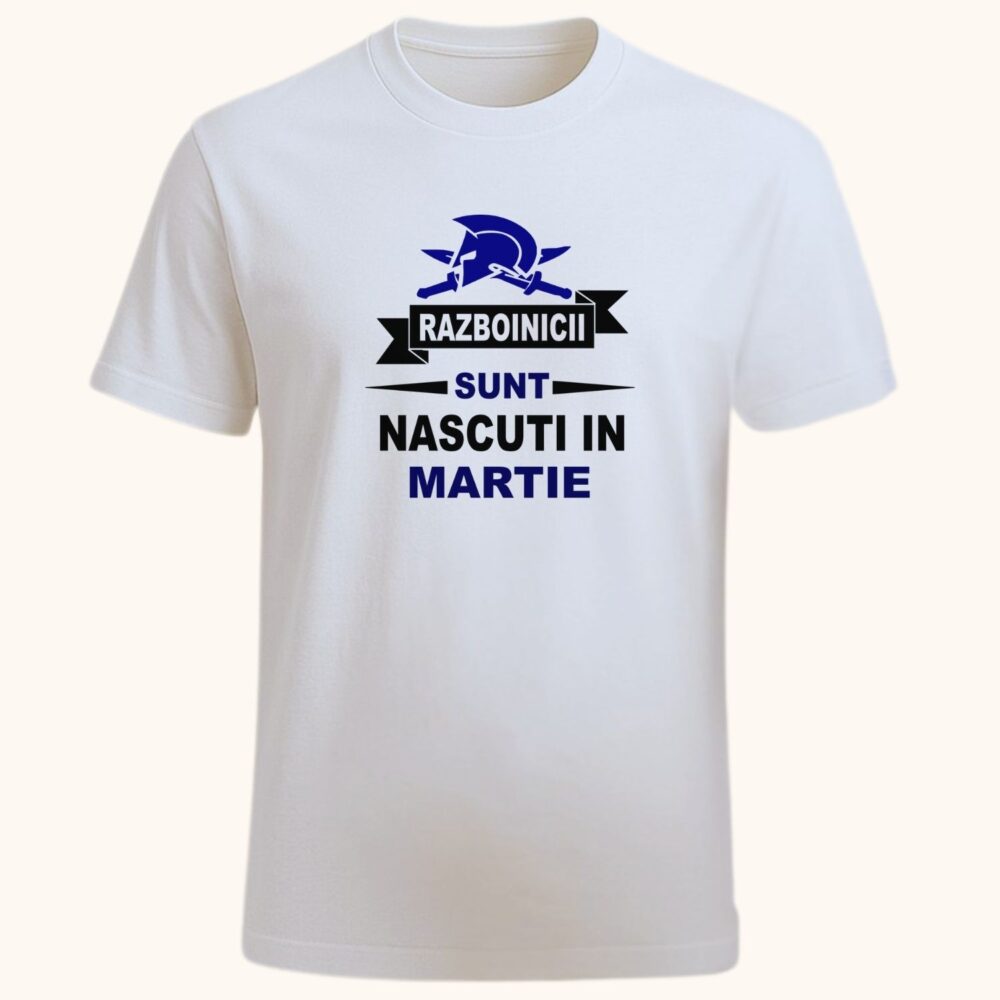 Tricou alb „Războinicii sunt născuți în Martie” – model aniversar, personalizabil cu nume/an