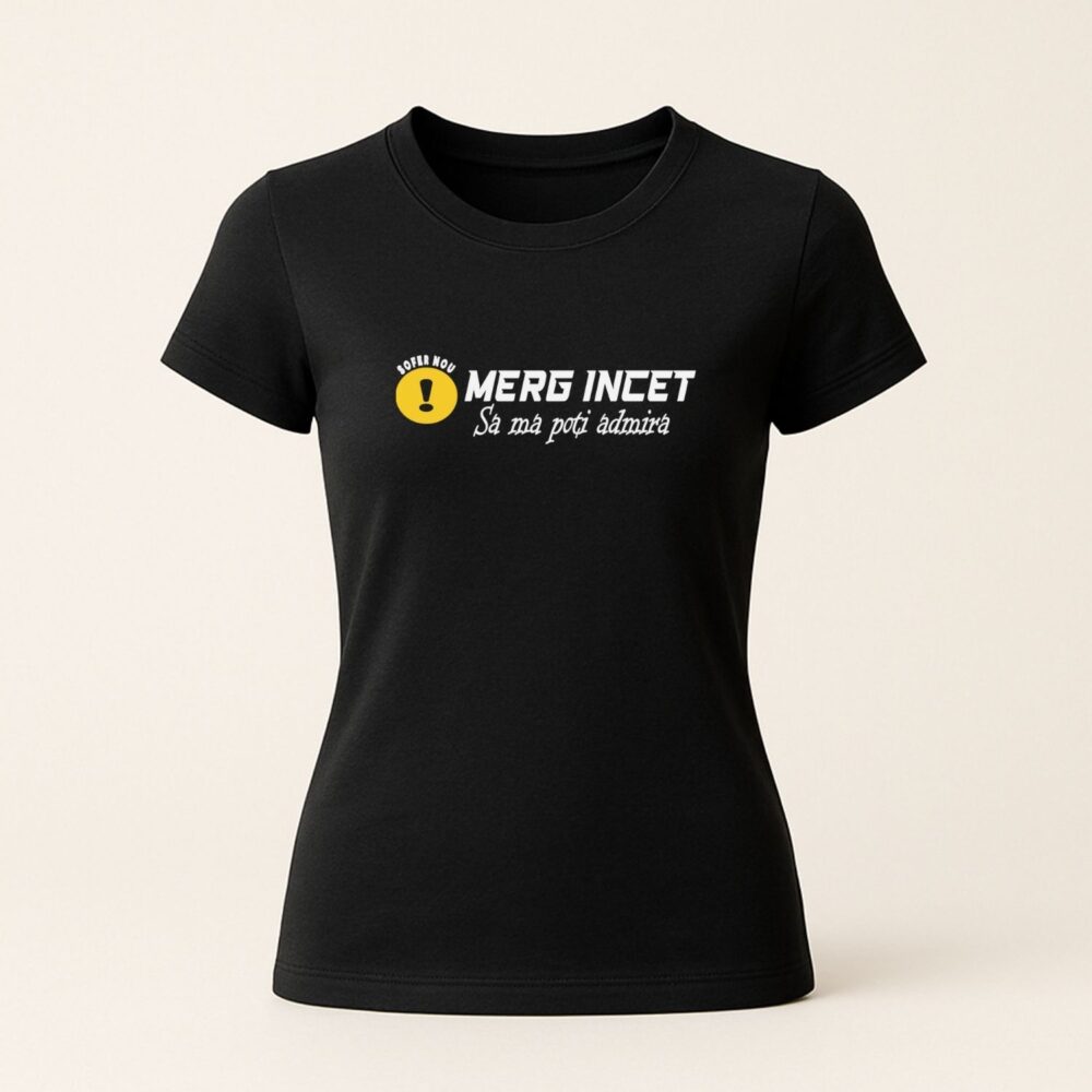 Tricou personalizat negru unisex „Merg încet să mă poți admira” – model amuzant pentru șoferi