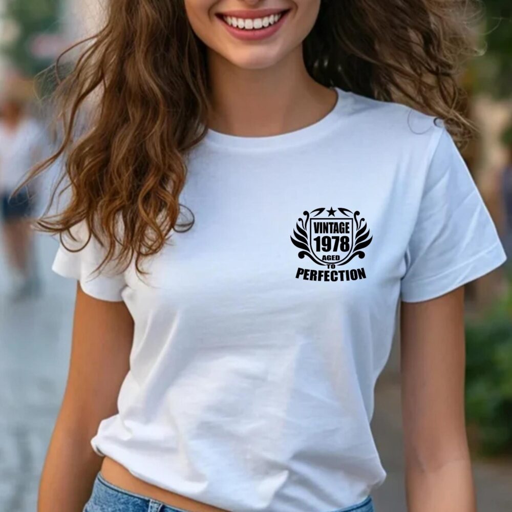 Tricou vintage aniversar unisex 1978 Aged to Perfection, mockup femeie pe tricou alb