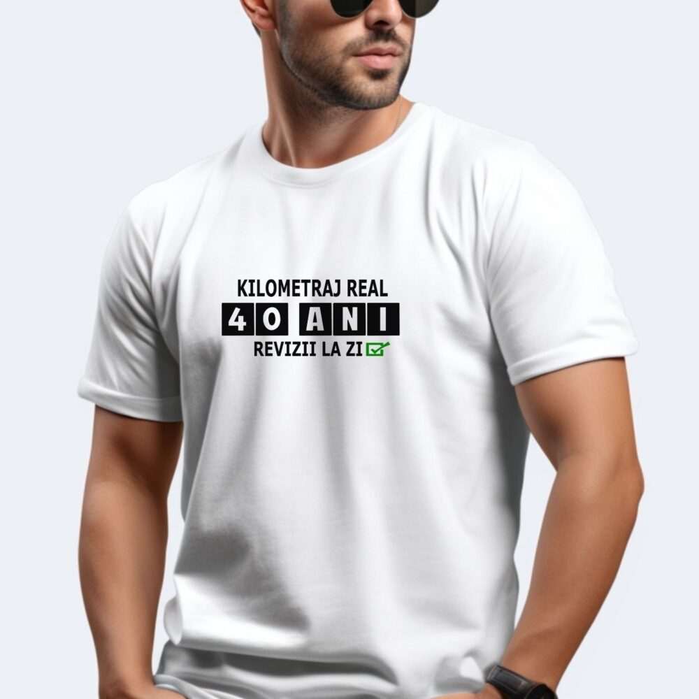 Tricou personalizat Kilometraj real 40 ani, revizii la zi, mockup bărbat alb, cadou amuzant de zi de naștere