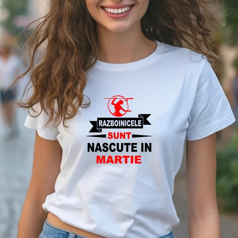 Tricou alb personalizat damă „Războinicele sunt născute în Martie” – cadou aniversare pentru ea