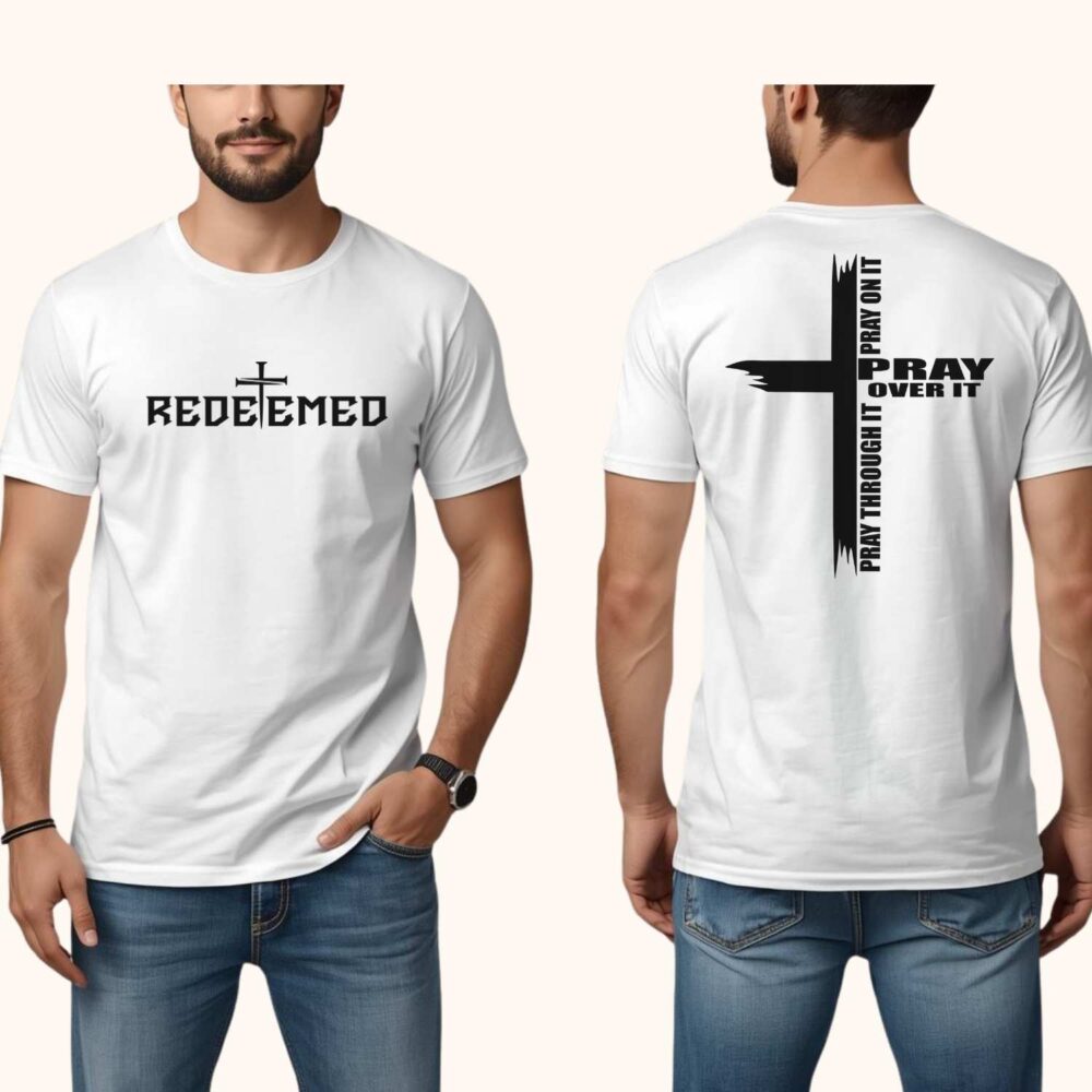 Bărbat purtând tricou unisex alb Redeemed cu mesaj inspirațional
