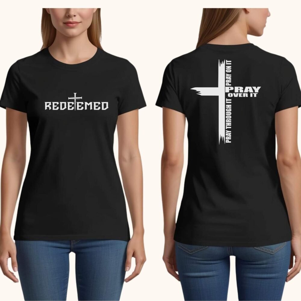 Femeie purtând tricou unisex negru cu mesaj puternic Redeemed