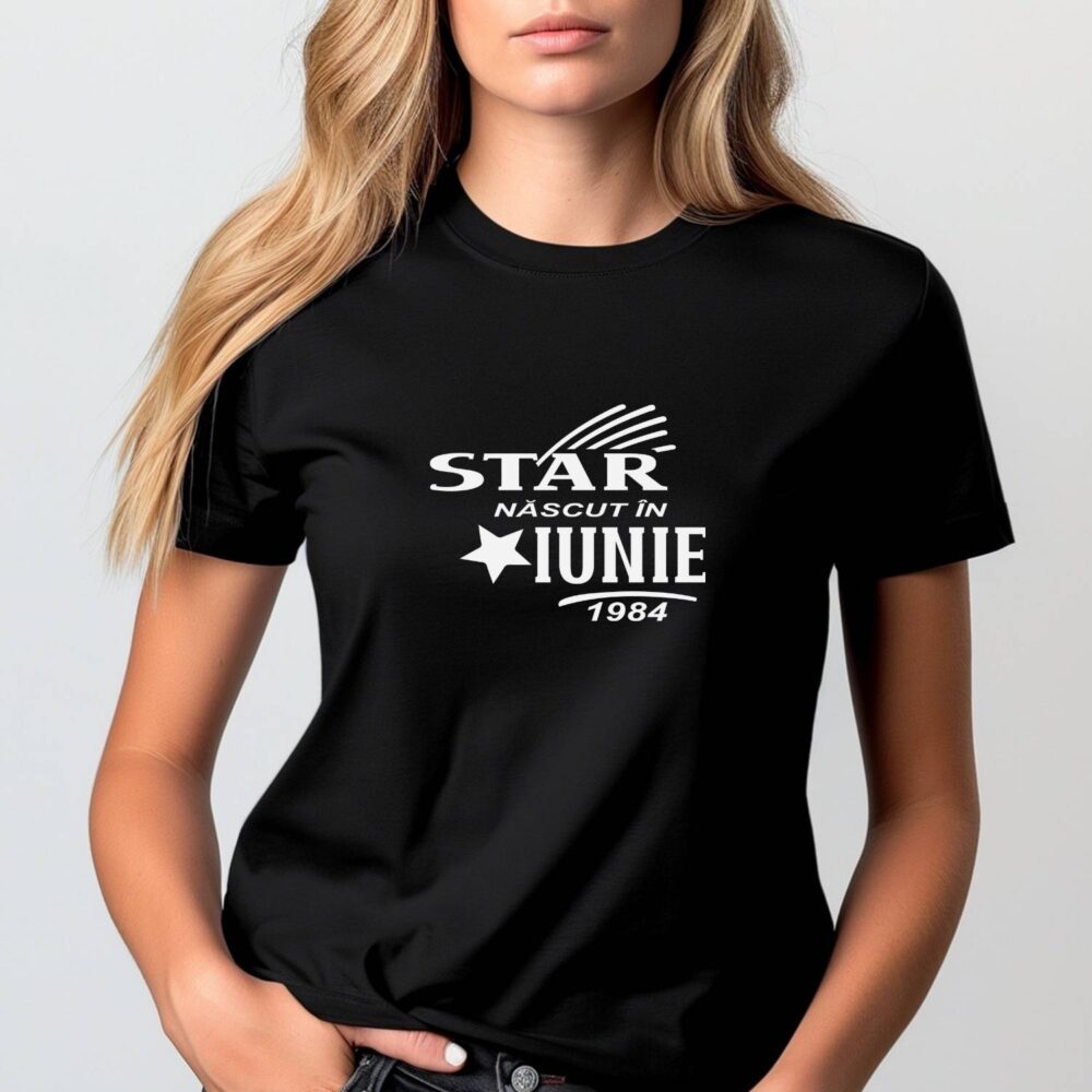 Tricou unisex Star născut în Iunie 1984, mockup femeie pe tricou negru