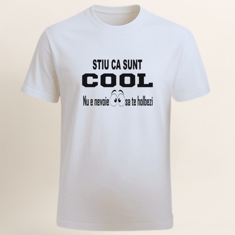 Tricou alb unisex personalizat cu mesaj „Știu că sunt COOL. Nu e nevoie să te holbezi” – imagine produs. Cadou amuzant pentru bărbați și femei