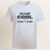 Tricou alb unisex personalizat cu mesaj „Știu că sunt COOL. Nu e nevoie să te holbezi” – imagine produs. Cadou amuzant pentru bărbați și femei