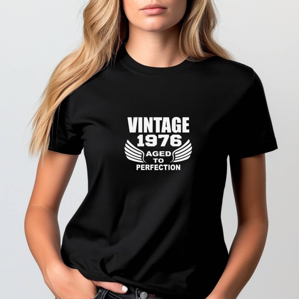Tricou unisex Vintage 1976 Aged to Perfection, mockup femeie pe tricou negru