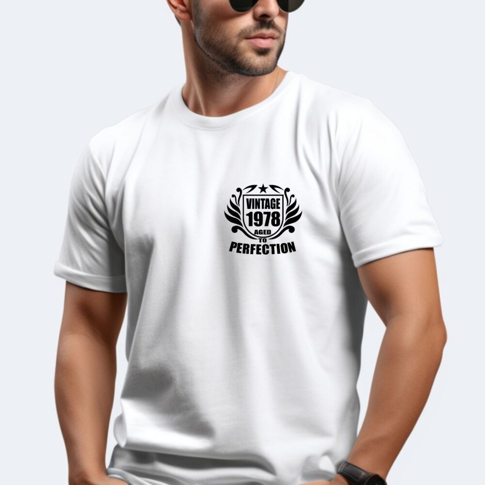 Tricou personalizat vintage cu an 1978 și mesaj Aged to Perfection, mockup bărbat pe tricou alb