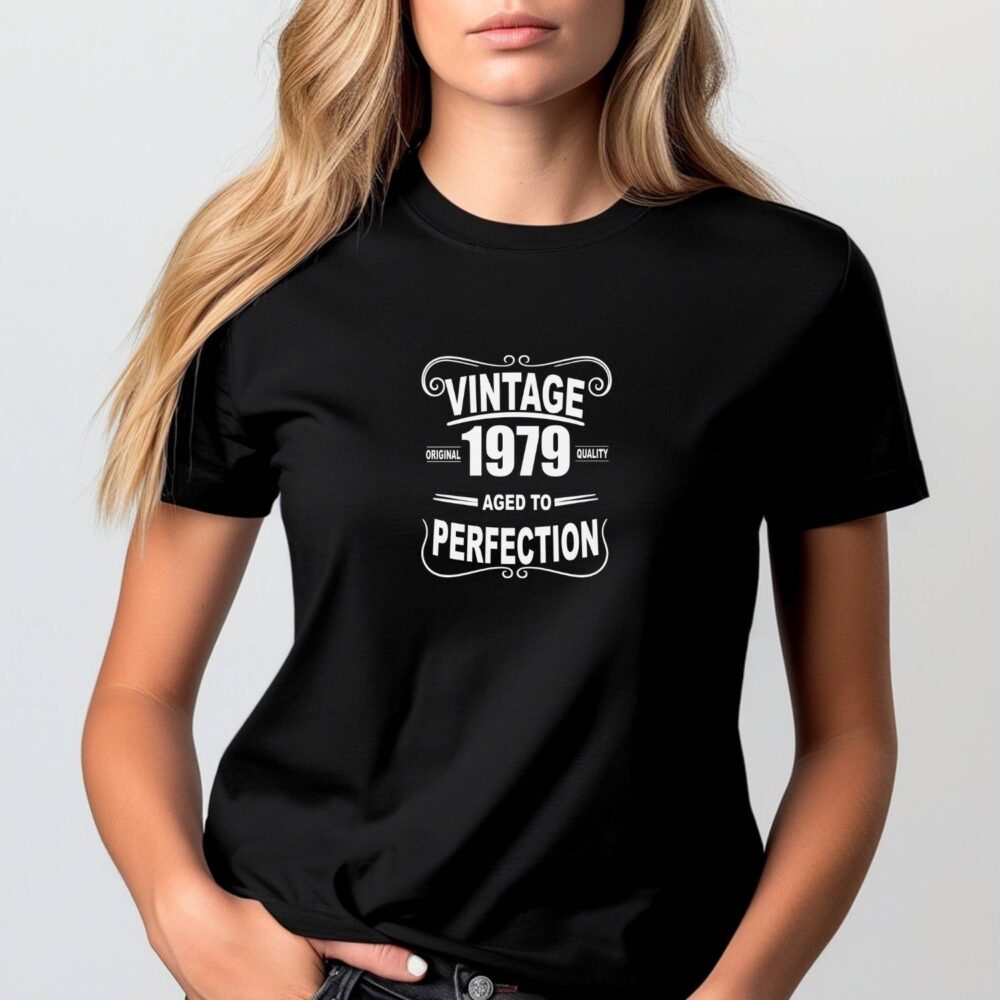 Tricou aniversar unisex Vintage 1979 Aged to Perfection, mockup femeie pe tricou negru