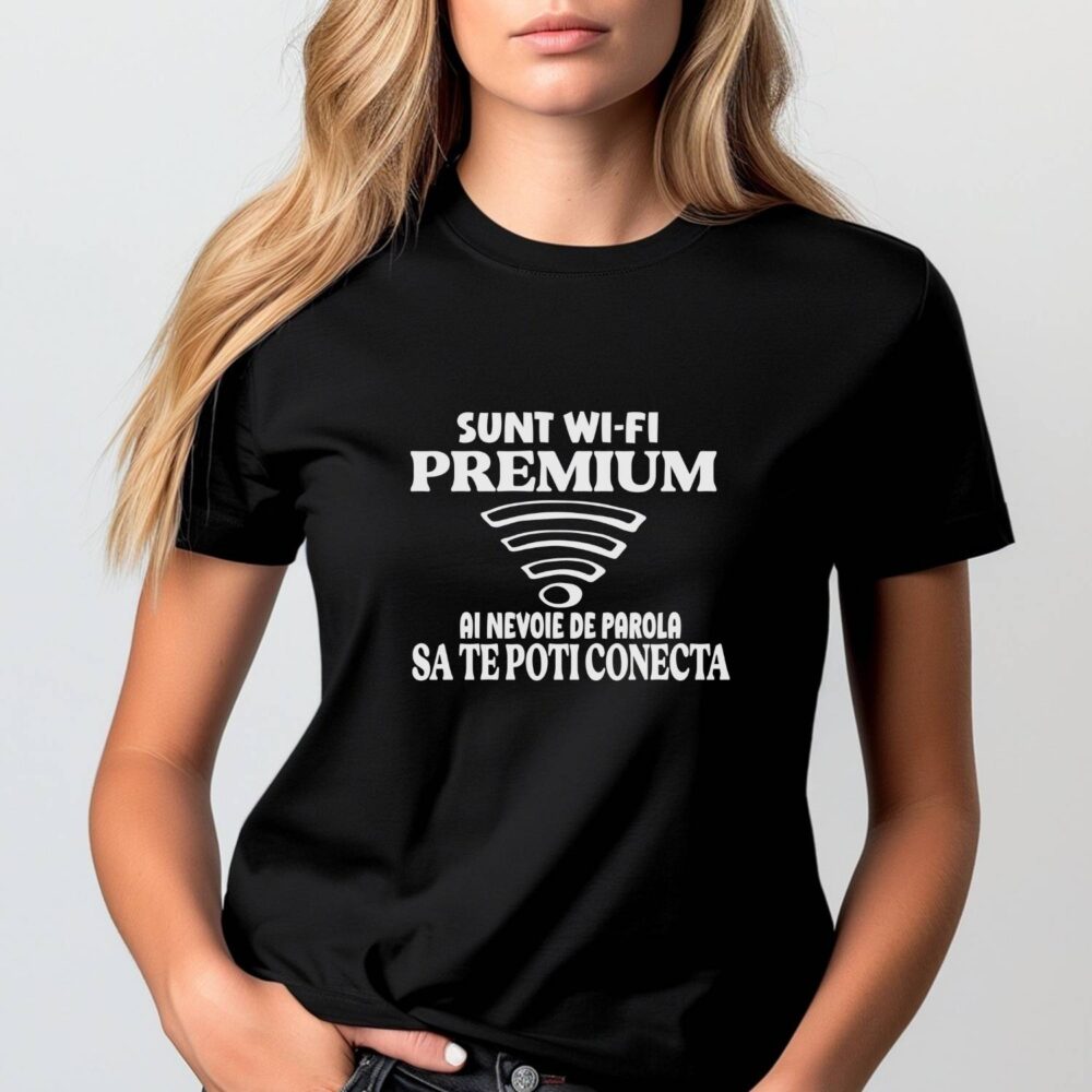 Model femeie purtând tricou unisex negru „Sunt Wi-Fi Premium” – mesaj haios
