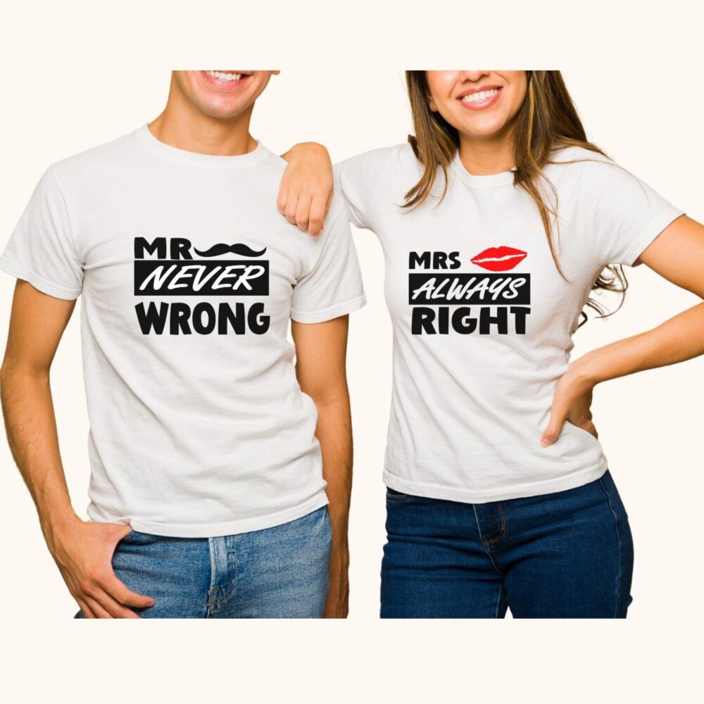 Cuplu purtand tricouri cuplu amuzante personalizate cu text: Mr Never Wrong si Mrs Always Right