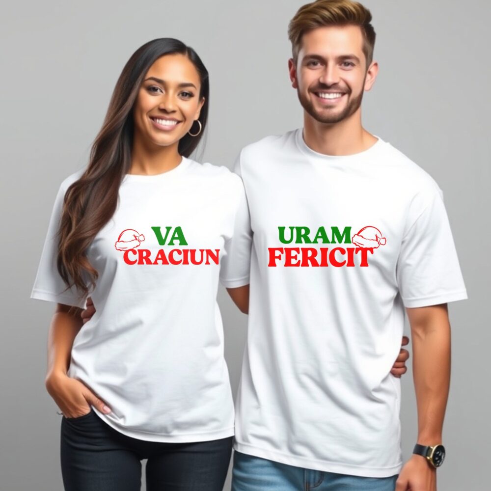 Cuplu purtând set tricouri Crăciun personalizate Vă Urăm Crăciun Fericit, vedere frontală, tricouri festive pentru cuplu