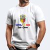 Bărbat poartă tricou personalizat cu grafica si text Curaj de Dac, – alb din bumbac, design tricolor, simbol mândrie românească, vedere frontală