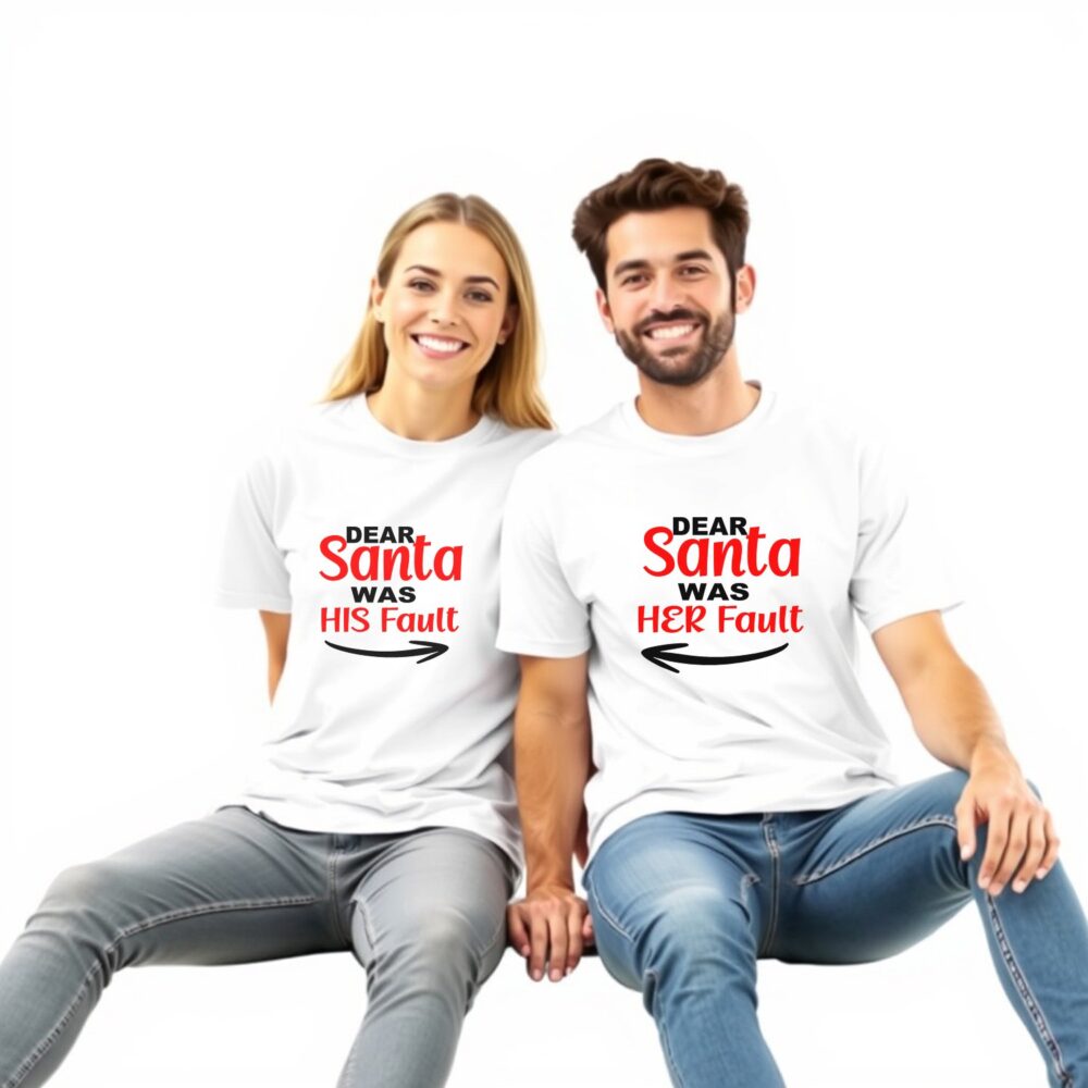 Cuplu stând jos purtând tricouri albe Dear Santa Was His/Her Fault – detalii vizibile ale textului