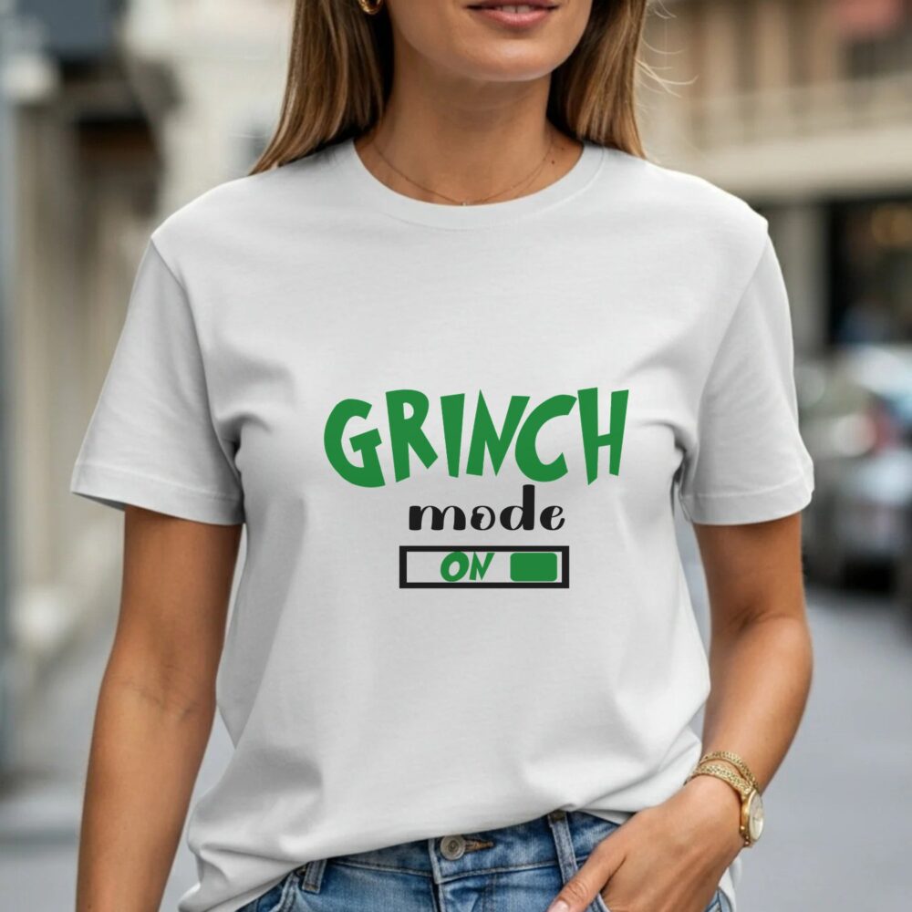 Femeie purtând tricou alb Grinch Mode On, model personalizat Crăciun, vedere frontală