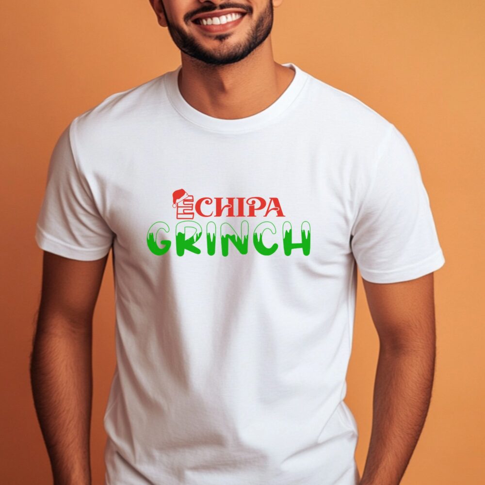 Bărbat zâmbind și purtând tricou personalizat craciun alb cu mesaj tematic „Echipa Grinch”, design amuzant de sărbători