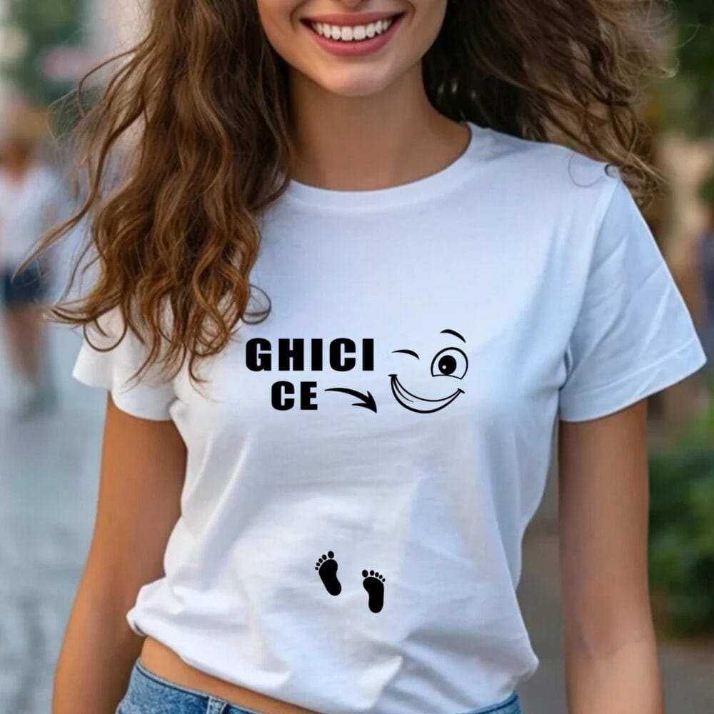 Tricou alb anunț sarcină Ghici ce, cu săgeată și tălpițe spre burtică