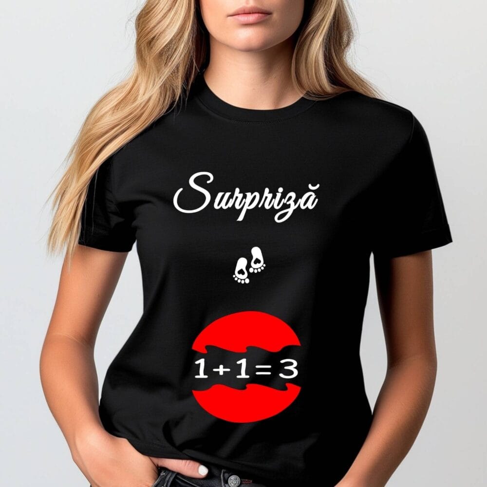 Tricou negru anunț sarcină Surpriză 1+1=3, model personalizat pentru vestea cea mare