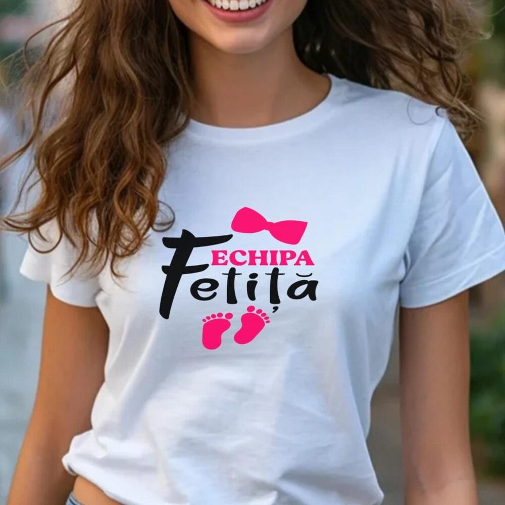 Tricou personalizat gender reveal pentru femei – Echipa Fetita (alb, lifestyle)