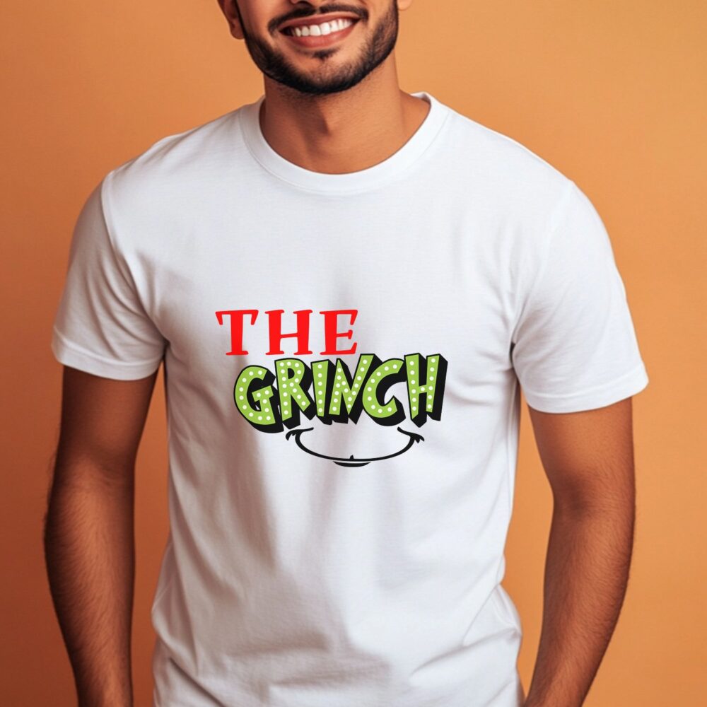 Barbat purtând tricou Grinch personalizat, model Crăciun, vedere frontală